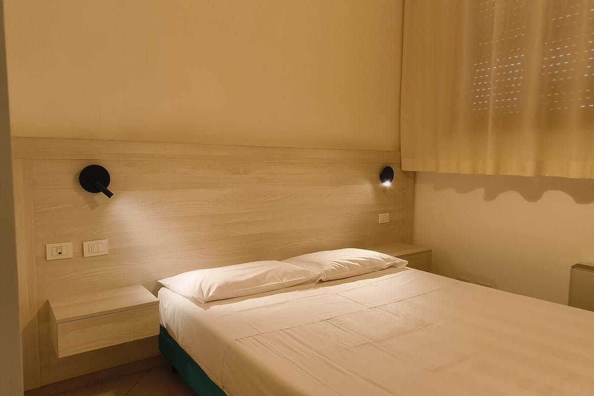 economy double room | desk, free wifi, bed sheets, wheelchair access