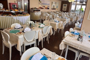 Der serveres morgenmad og internationale retter med udsigt til haven