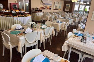Café da manhã, almoço e jantar