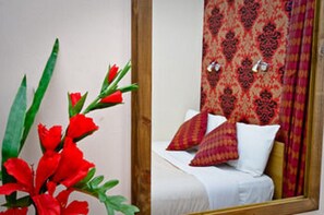 Individually decorated, iron/ironing board, free WiFi - Leigh House Hotel (London)