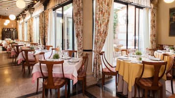 Breakfast, lunch, dinner served; Mediterranean cuisine