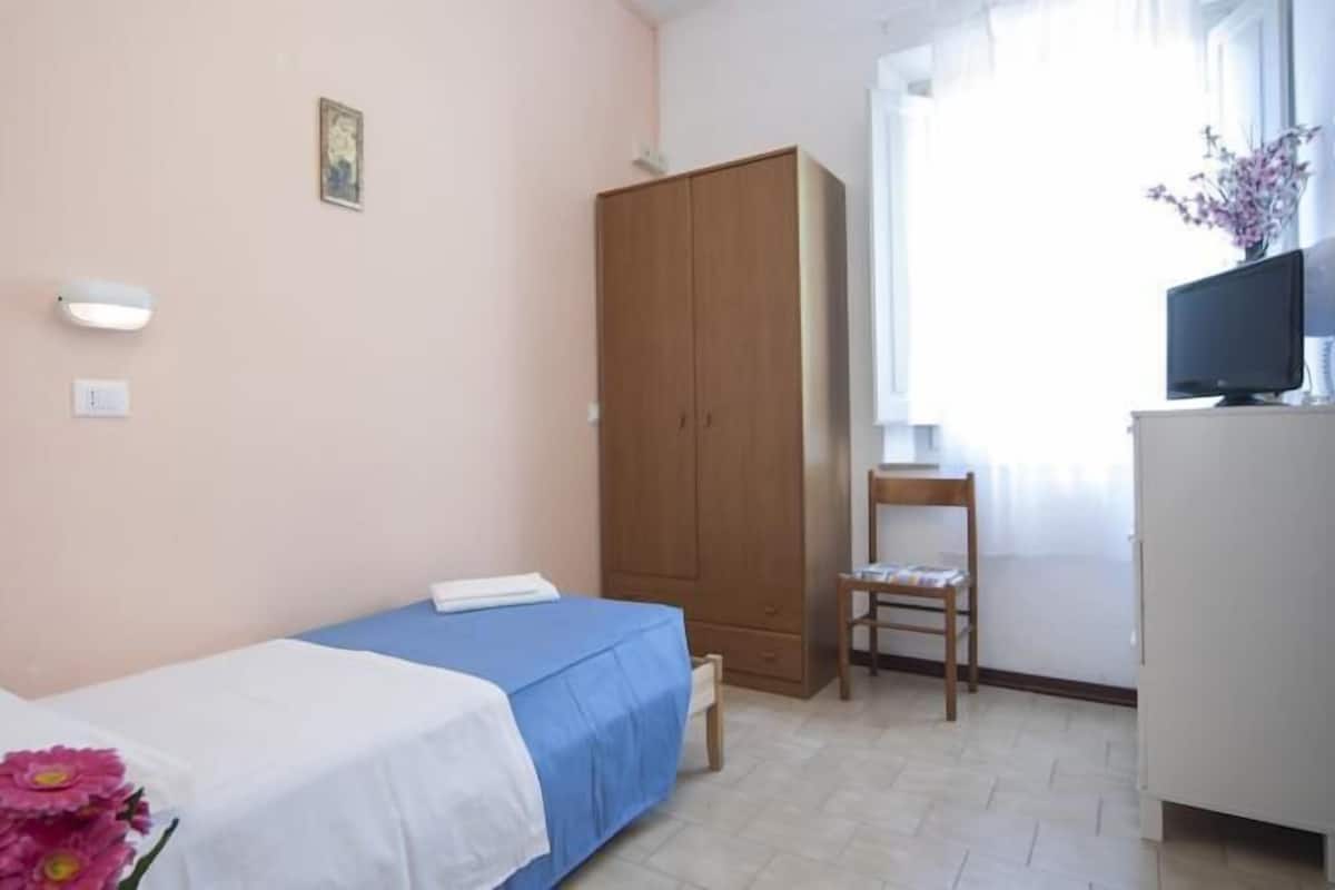 Single Room | Peti besi dalam bilik, meja, Wi-fi percuma