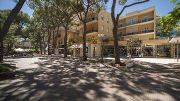 A courtyard with a hotel named "HOTEL COLONNO" and a restaurant named "Sbarro."