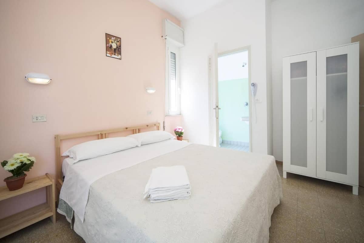 Doppelzimmer | Zimmersafe, Schreibtisch, kostenloses WLAN, Bettwäsche