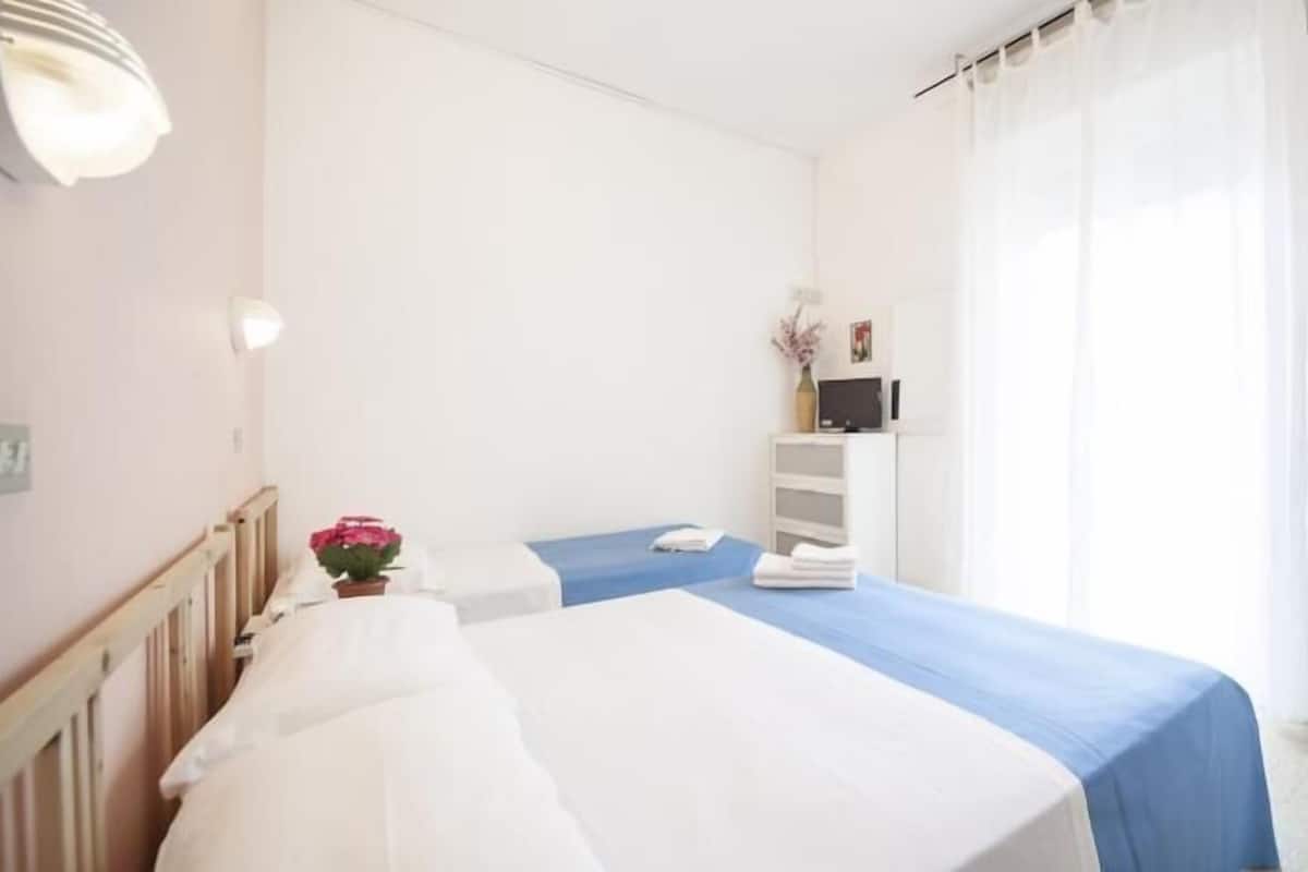 Triple Room | Peti besi dalam bilik, meja, Wi-fi percuma