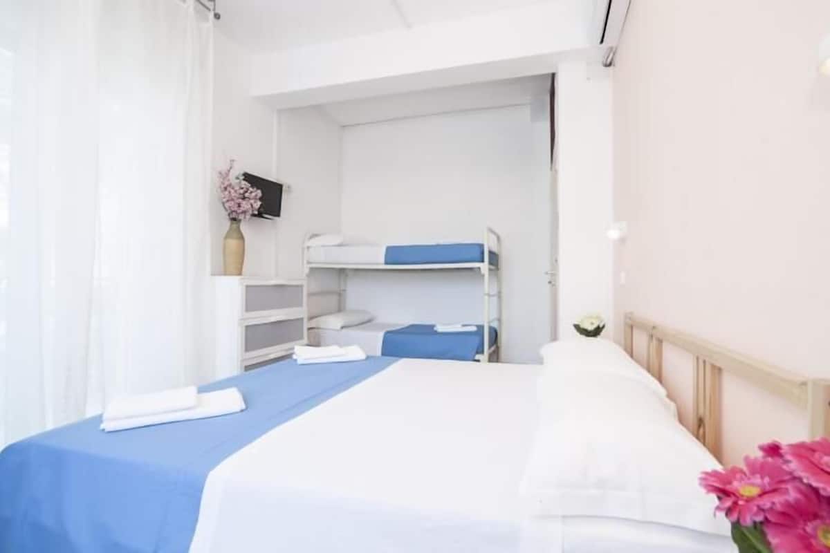 Quadruple Room | Peti besi dalam bilik, meja, Wi-fi percuma