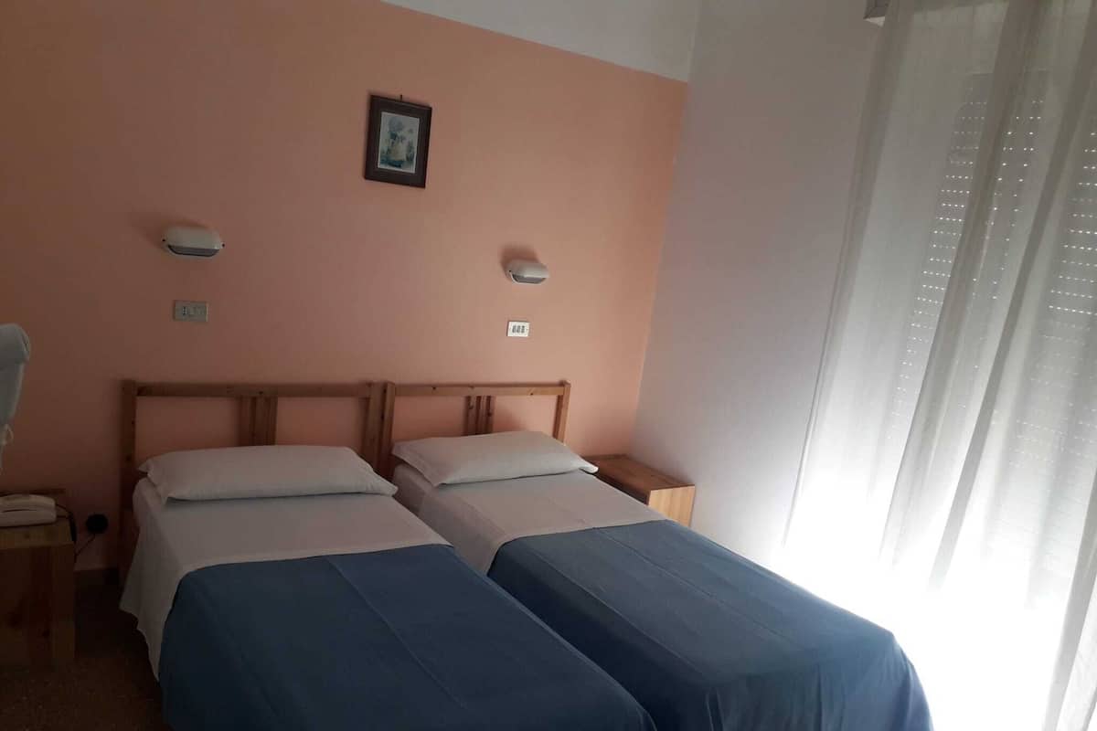Traditional Twin Room | Peti besi dalam bilik, meja, Wi-fi percuma