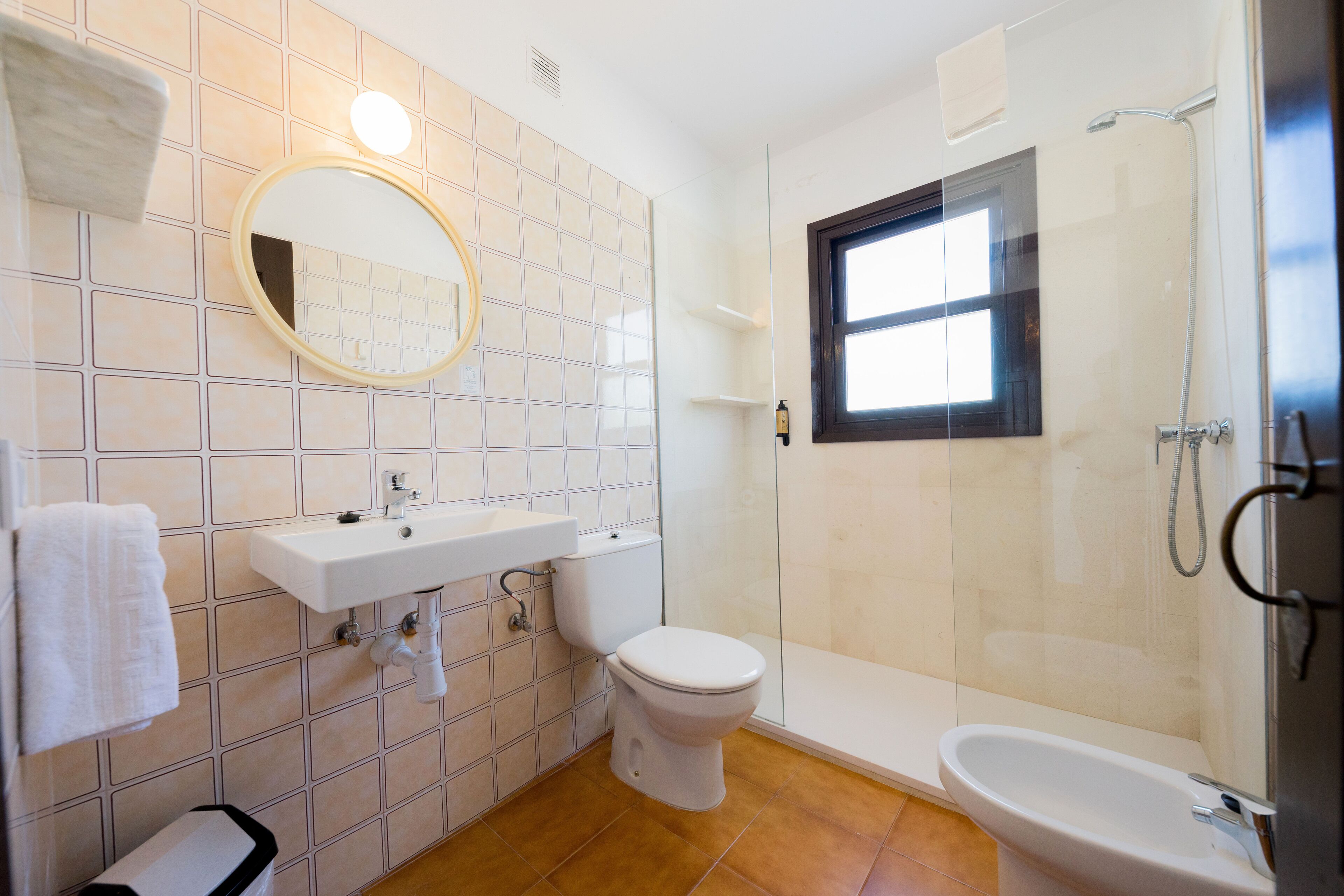 Un bagno con il water, un lavandino e una vasca.
