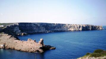 Un paisaje costero con acantilados rocosos y mar tranquilo.
