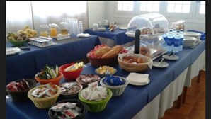 A buffet table with various food items and beverages. - Apartamentos Sa Cala (Ciutadella de Menorca)