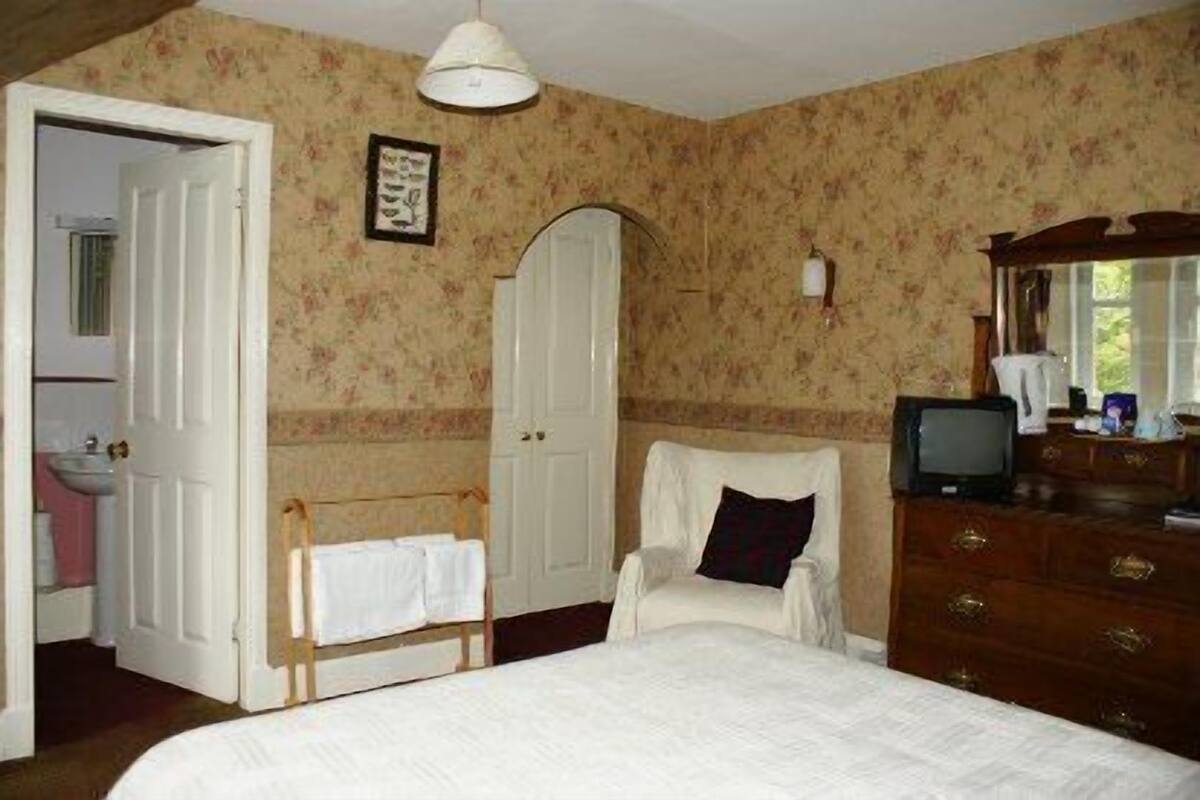 Standard Twin Room, 2 Single Beds, Ensuite, Lake View