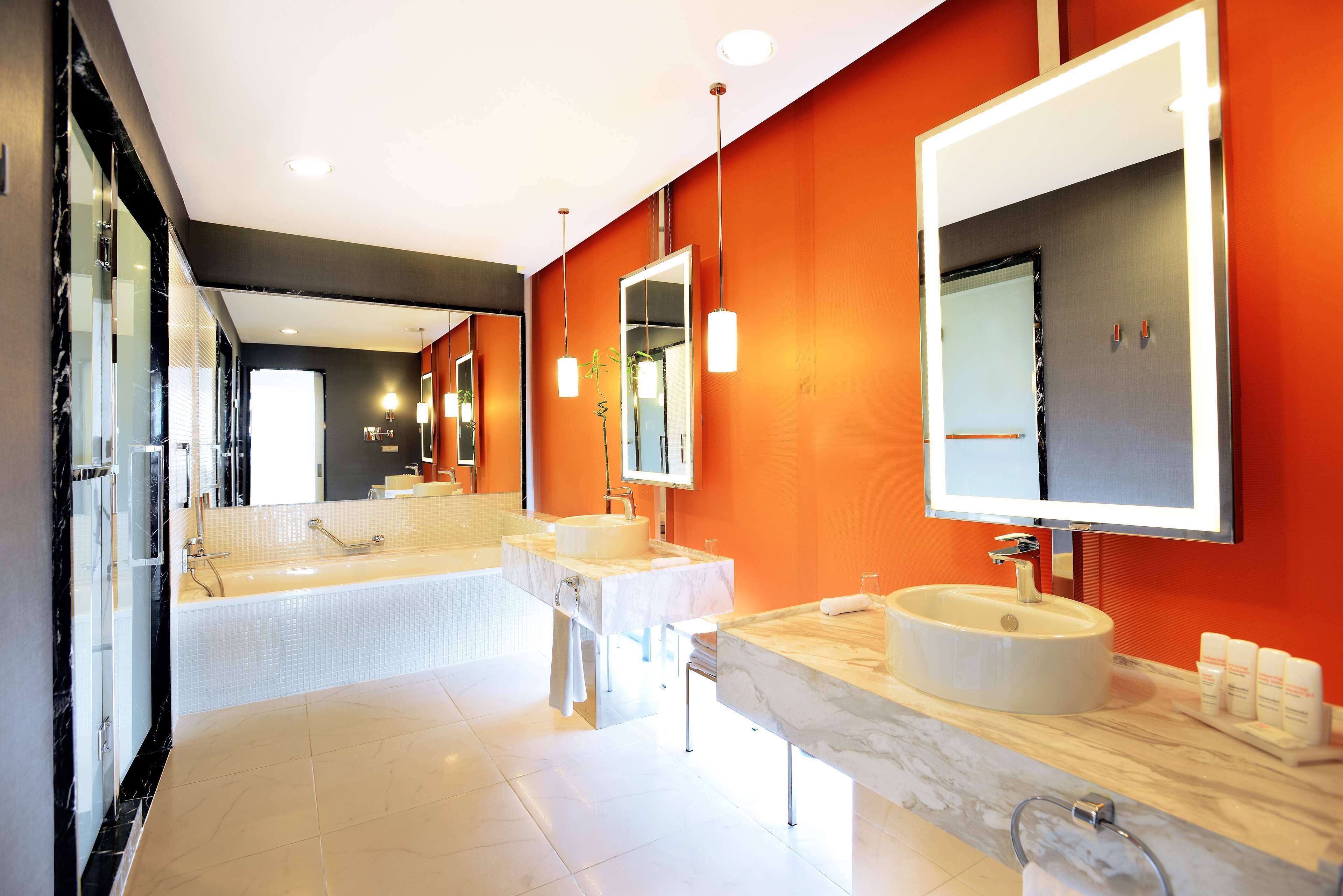 family suite, sea view | bathroom | combined shower/bathtub, rainfall showerhead, free toiletries