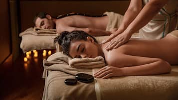 Salas de tratamiento para parejas, un sauna, una bañera de hidromasaje