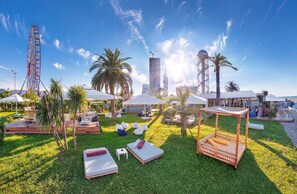 Buss til stranden (inkludert), strandtelt (mot et tillegg) og solsenger