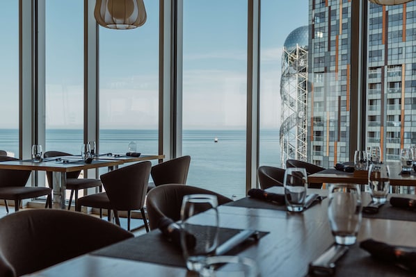 2 restaurants servant le petit déjeuner, spécialités Cuisine turque