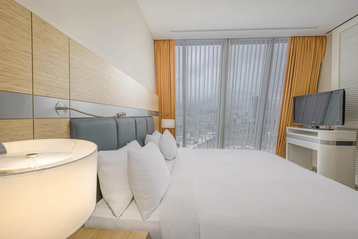 Familjerum | Minibar, värdeförvaringsskåp på rummet och skrivbord