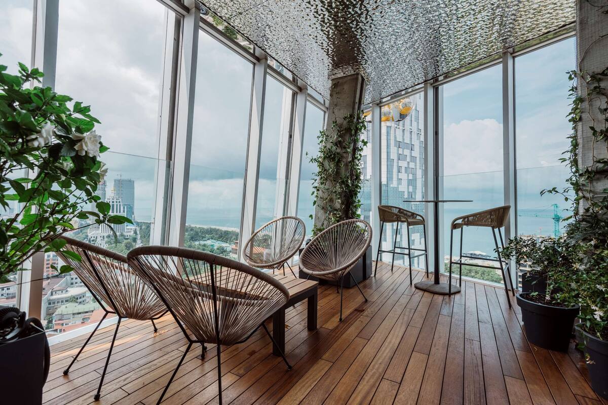 2 bars/lounges, poolside bar