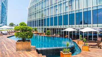 Een binnenzwembad, een seizoensgebonden buitenzwembad