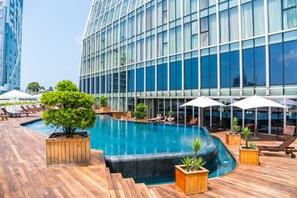 Indoor pool, seasonal outdoor pool, pool umbrellas, sun loungers - Radisson Blu Hotel Batumi (Batumi)