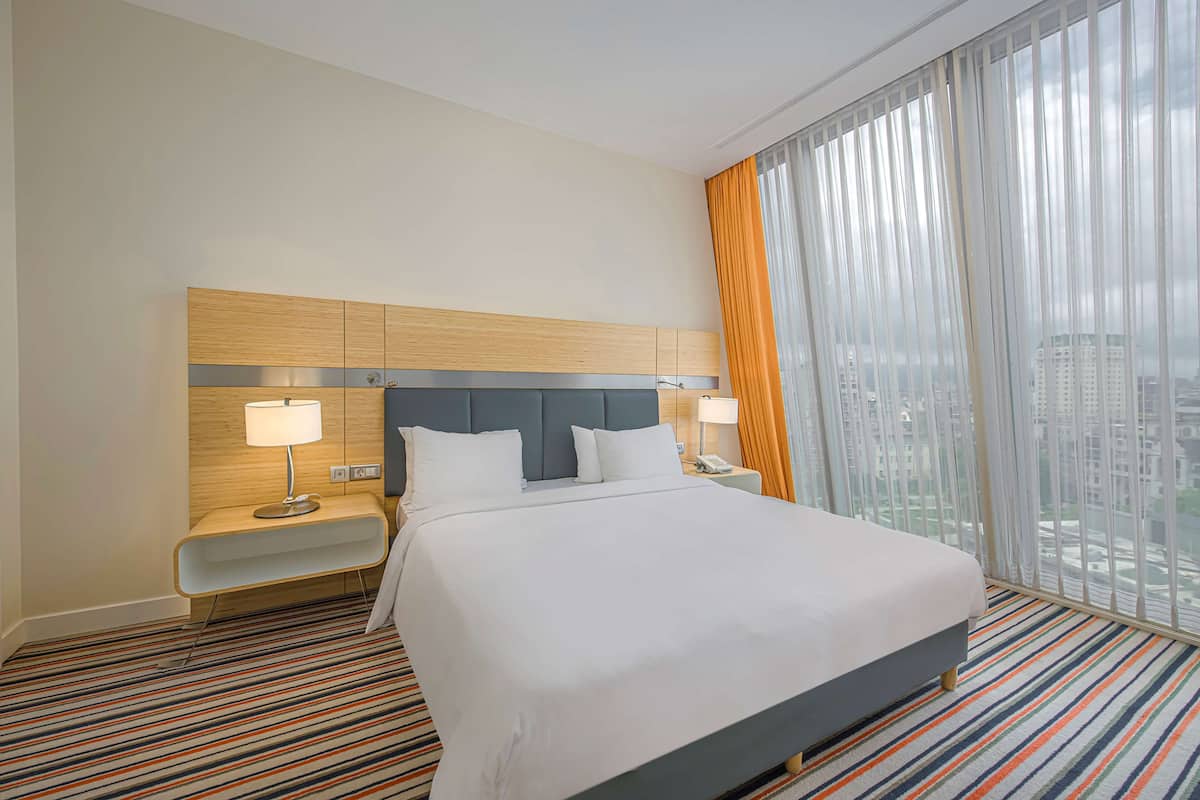 Family Room | Minibar, in-room safe, desk, laptop workspace