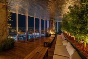 2 bares, bar junto a la piscina