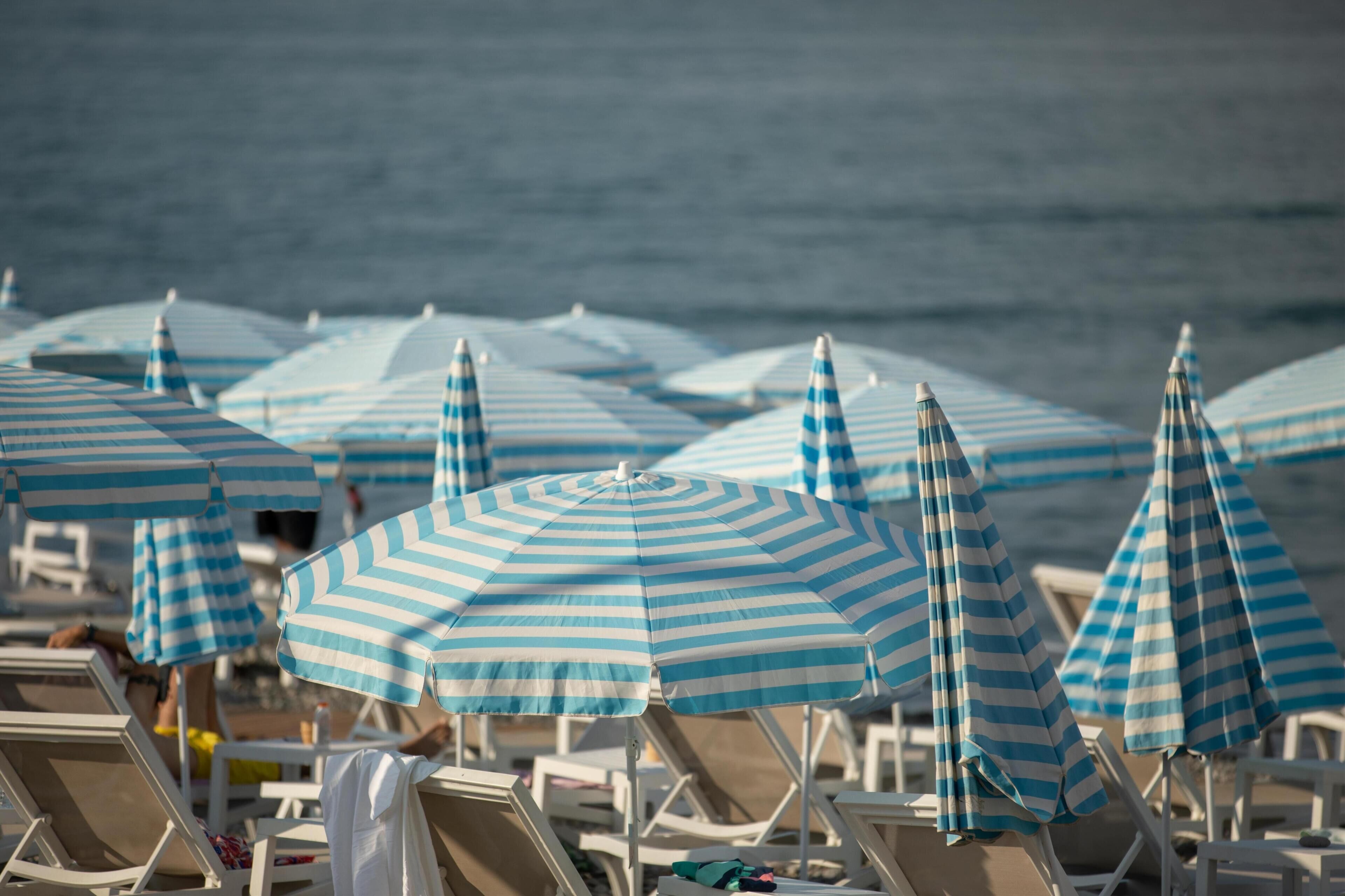 Sombrillas de playa, sillas de descanso y vistas al océano.