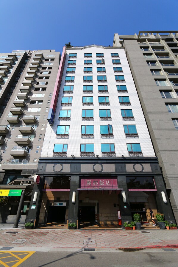 A multi-story hotel with a prominent entrance, balconies, and a clear sky. - Rido Hotel (Taipei)