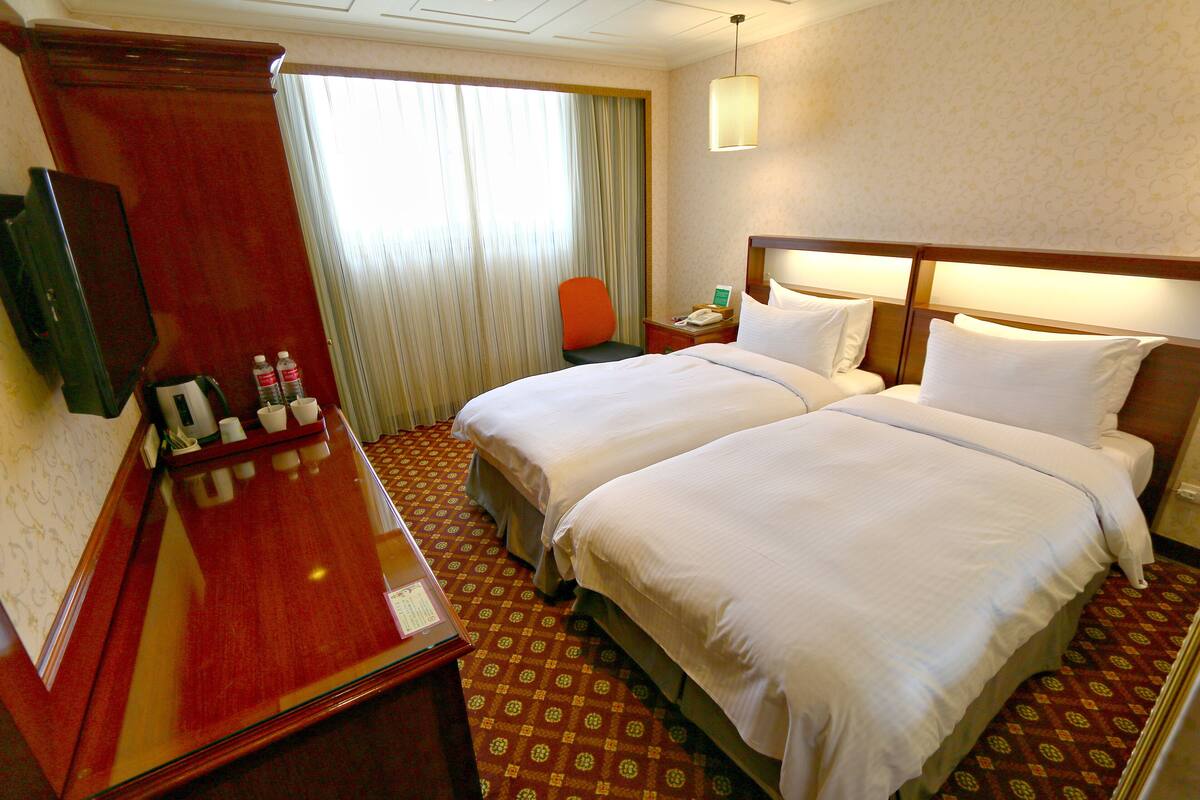 Cubrecamas, colchones con pillow-top, minibar y escritorio 