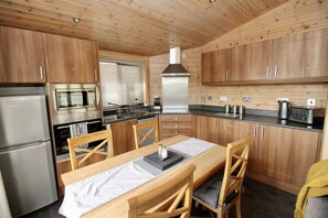 Apartamento estándar, baño privado (self-contained log cabin) | Cocina privada | Trona infantil