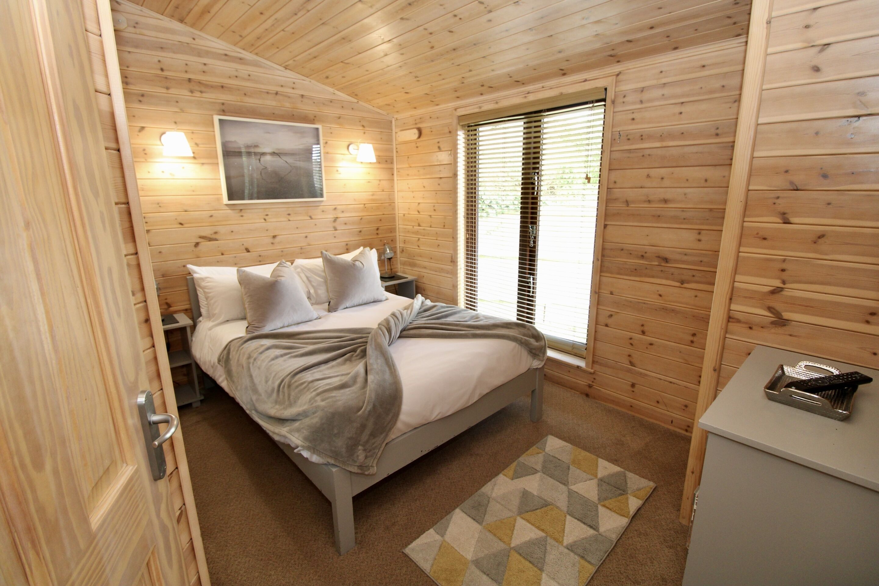 标准公寓, 私人浴室 (self-contained log cabin)