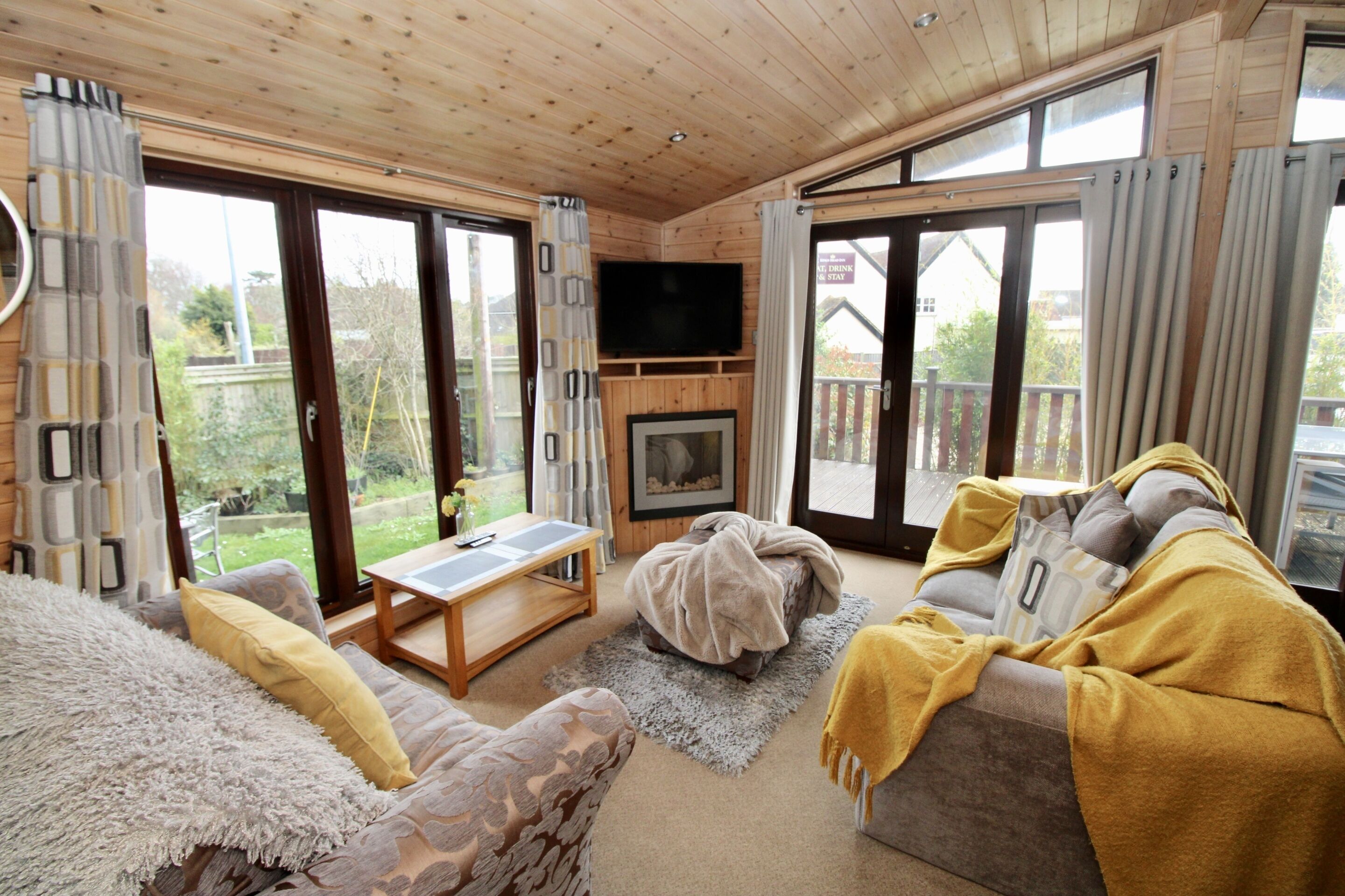 Standard Apartment, Private Bathroom (self-contained log cabin) | Lounge