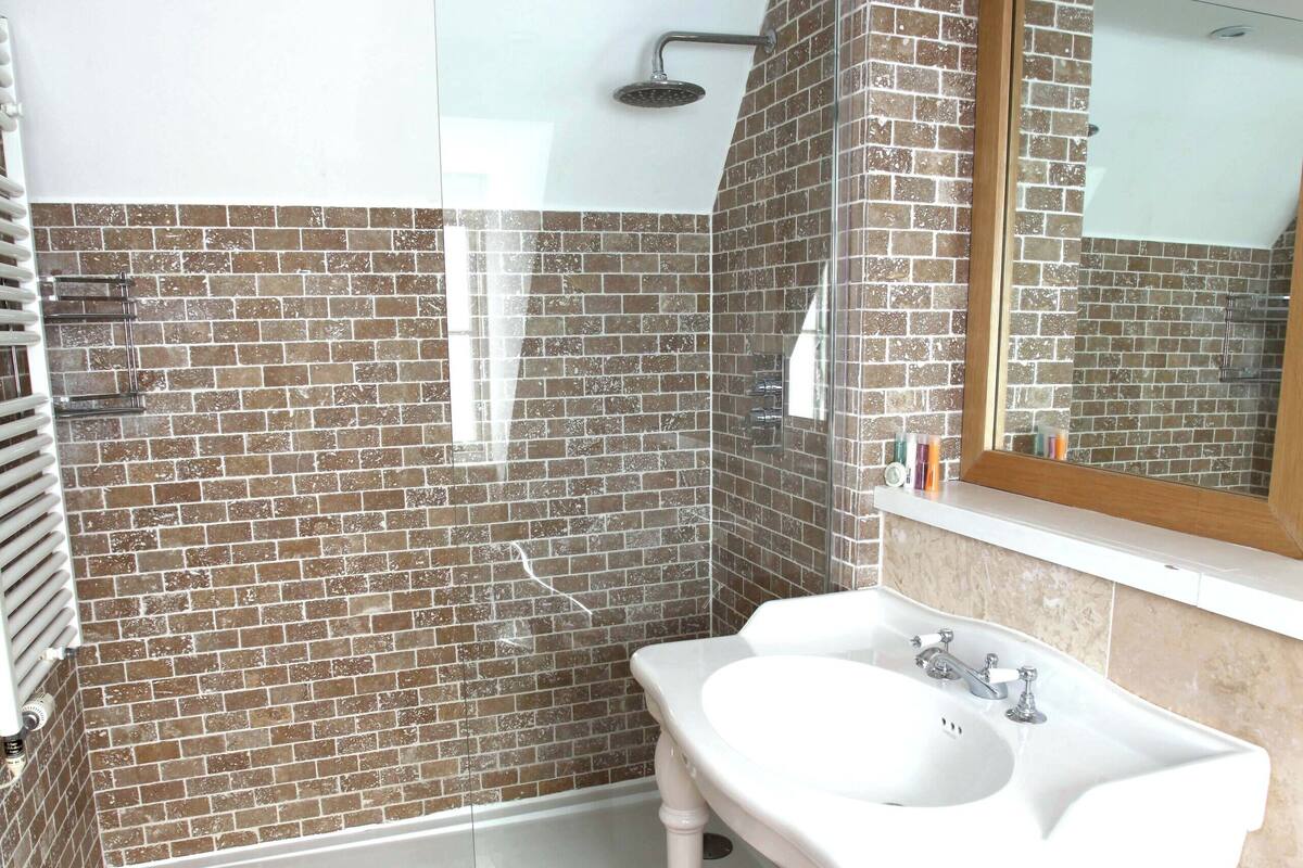 Habitación con 2 camas individuales, baño en la habitación | Wifi gratis