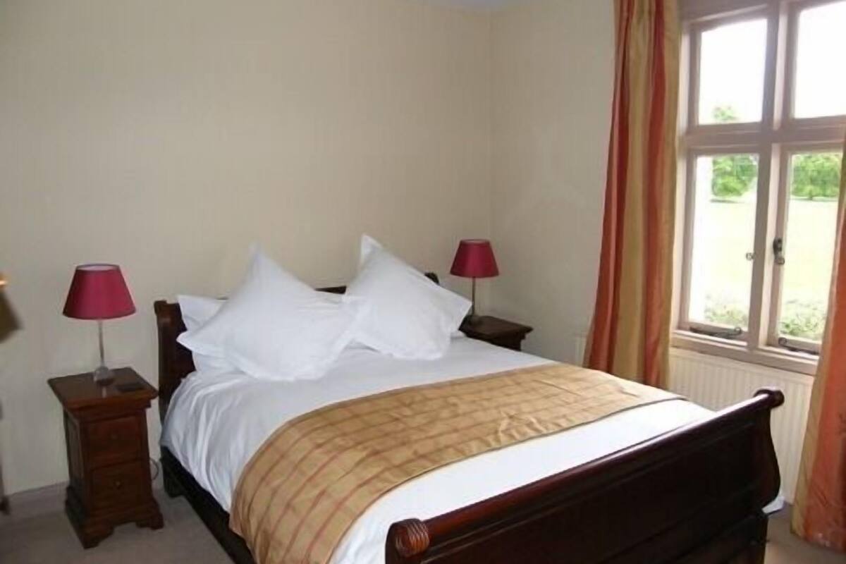 standard double room, ensuite (cowes)