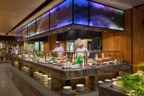 Serveert diner en brunch