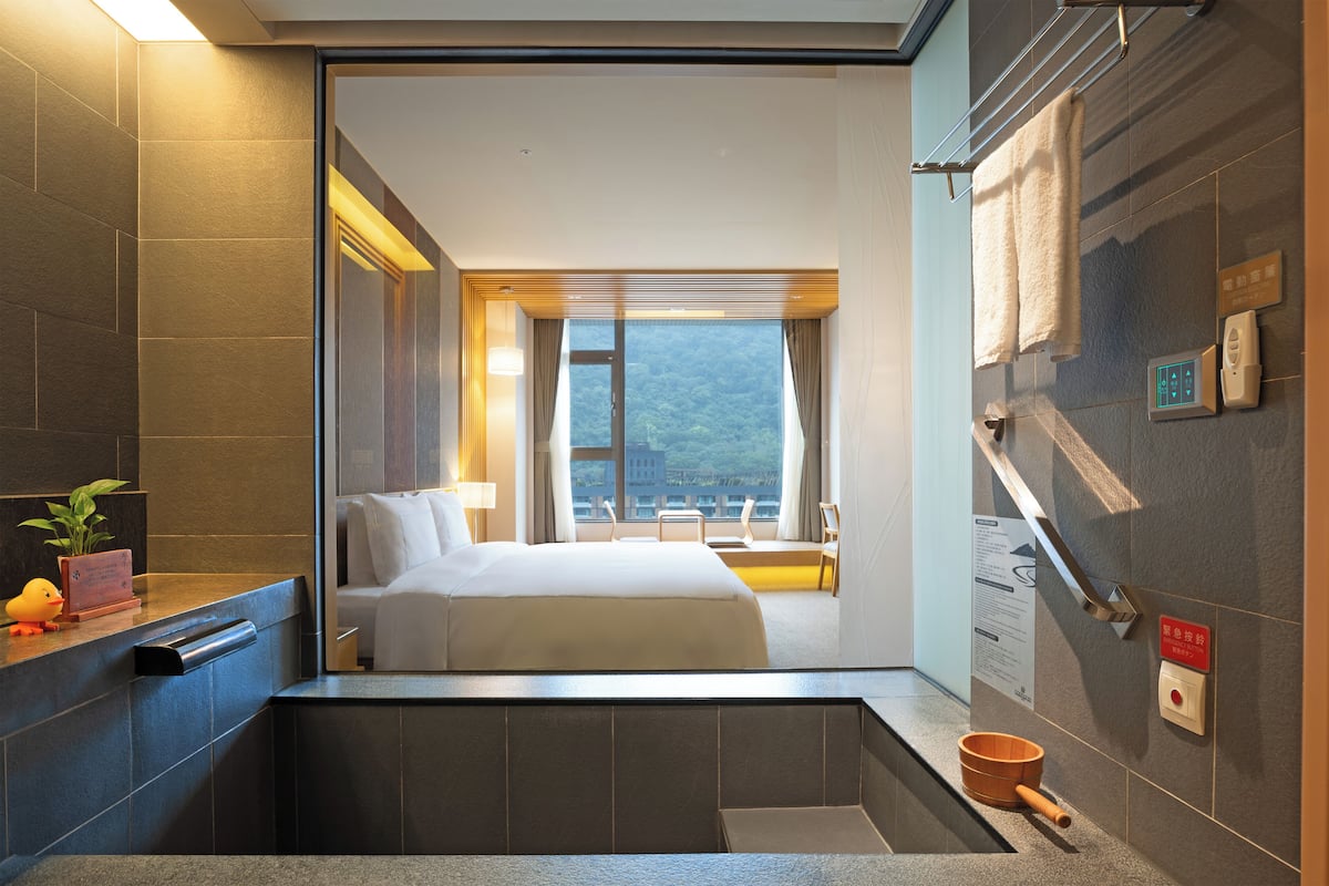 superior room, 1 queen bed | 1 bedroom, premium bedding, down duvets, minibar