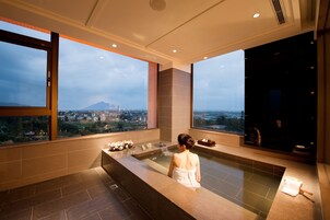 独立的浴缸和淋浴、泉水浴缸、大花洒淋浴喷头、名牌洗护用品