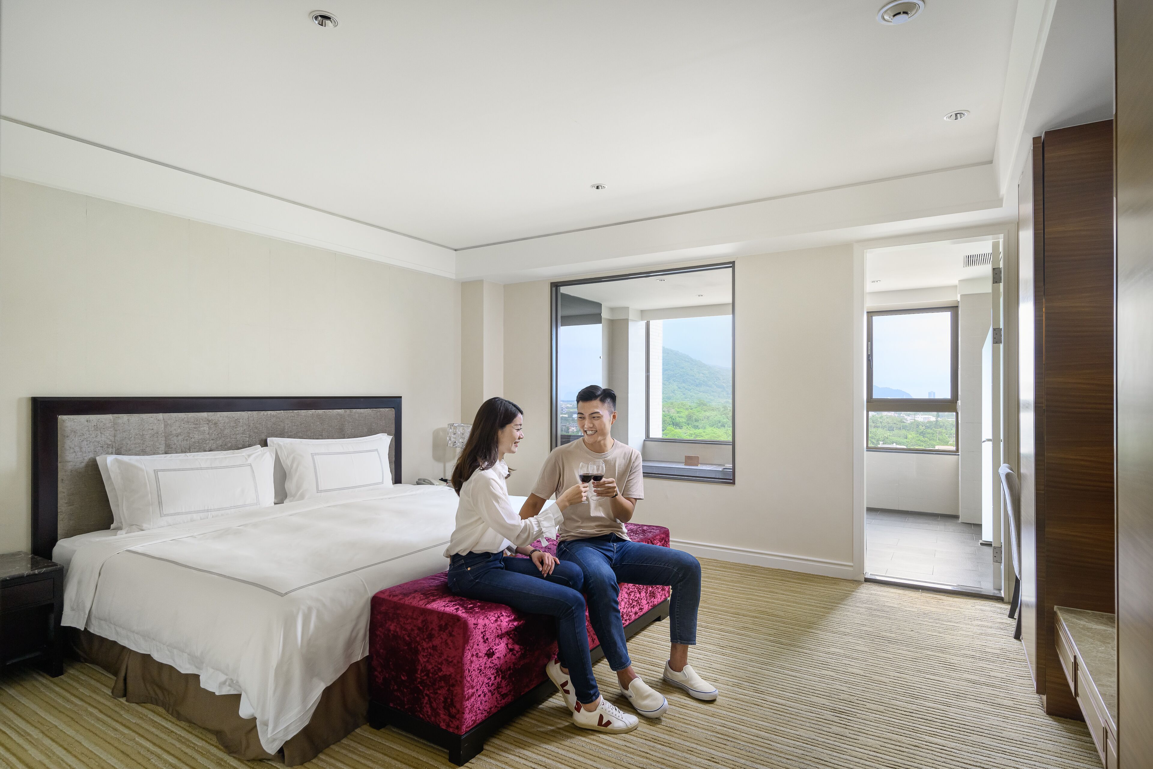 Phòng Suite Elite | Bộ đồ giường cao cấp, chăn bông, minibar, két bảo mật tại phòng 