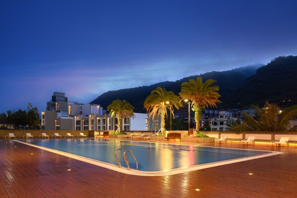 Outdoor pool, open 8:00 AM to 10:00 PM, pool loungers