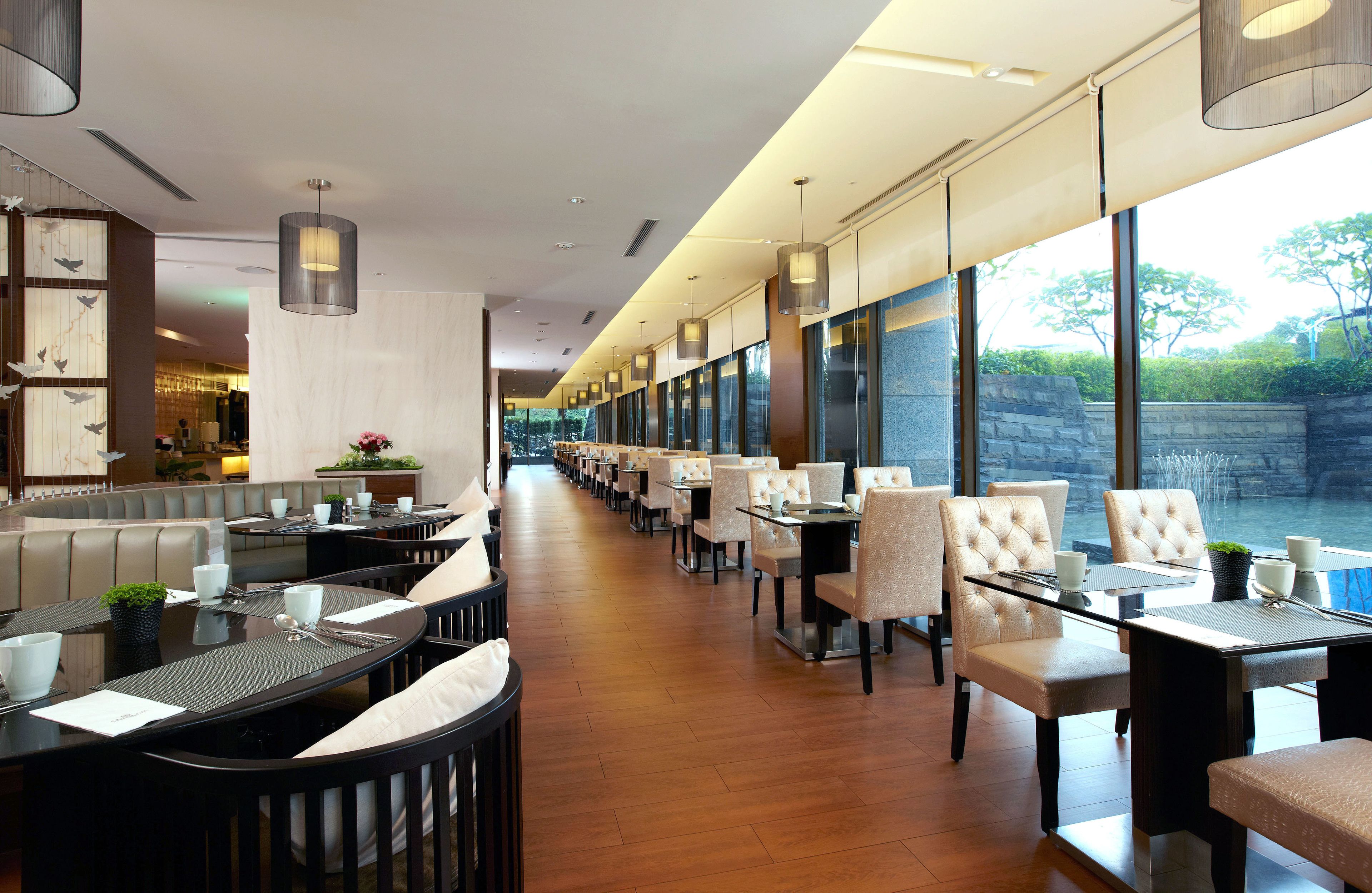 Makan malam dan sarapan lewat pagi dihidangkan 