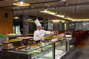 Der serveres aftensmad og brunch