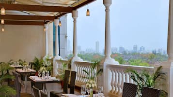 Phục vụ bữa sáng, bữa trưa và bữa tối