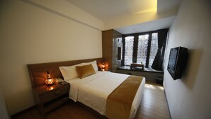 Premium bedding, memory-foam beds, in-room safe, blackout curtains - Shichahai Shadow Art Performance Hotel (Beijing)