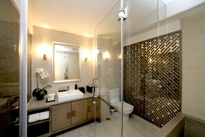 Habitación Premium | Ropa de cama de alta calidad, colchones viscoelásticos, caja fuerte