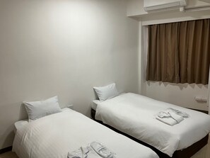 Escritorio, cortinas blackout, wifi gratis y ropa de cama 