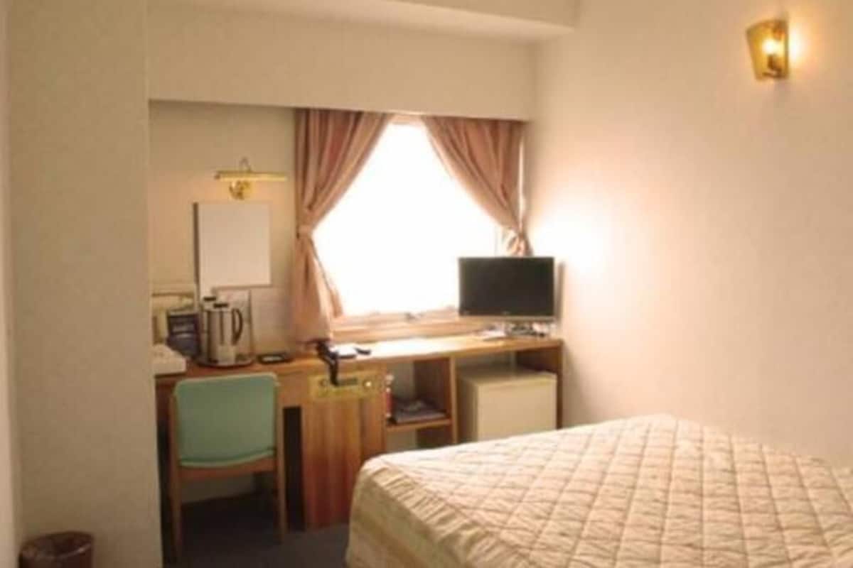Desk, blackout drapes, free WiFi, bed sheets