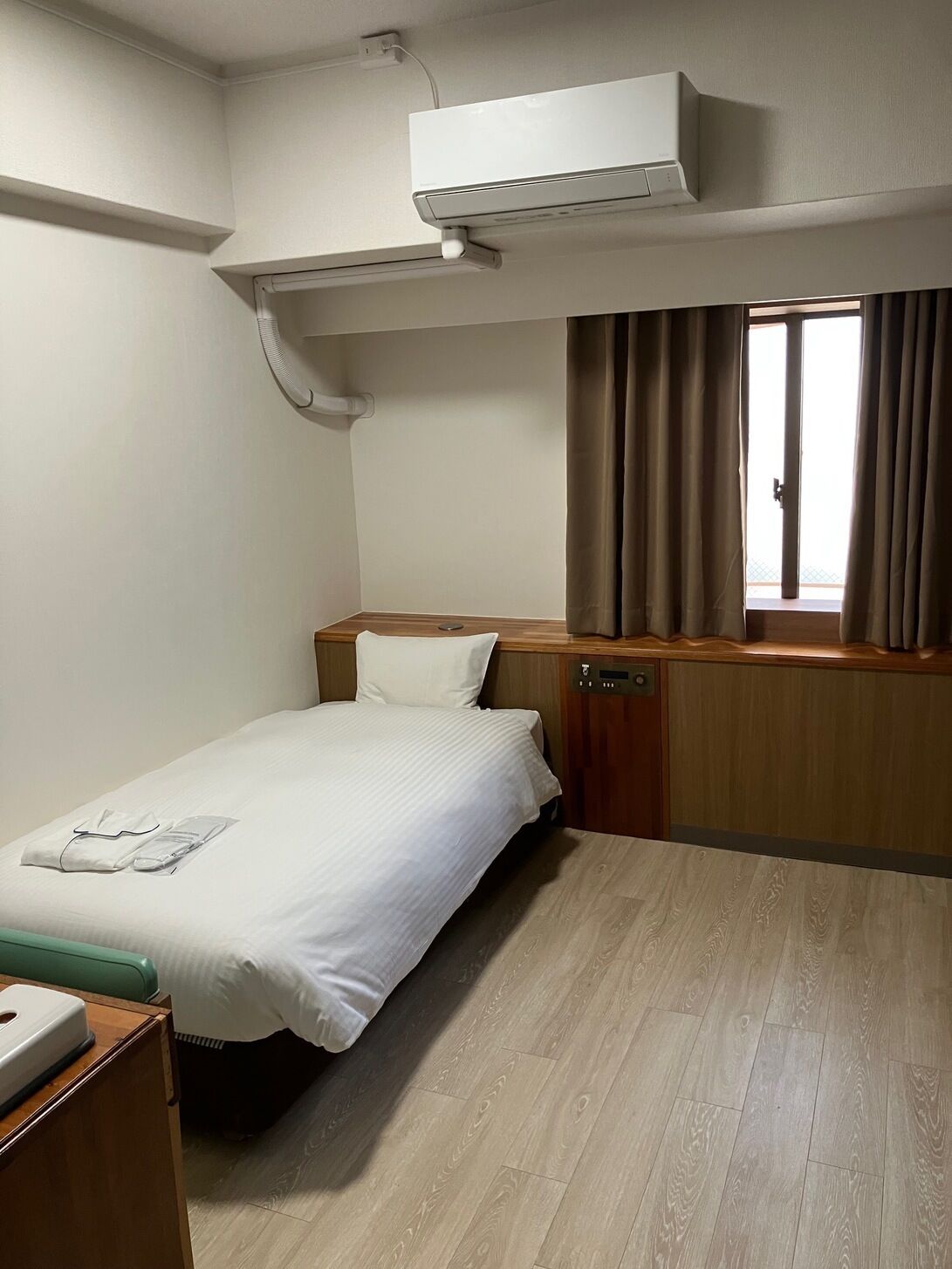 Een bureau, verduisterende gordijnen, gratis wifi, beddengoed