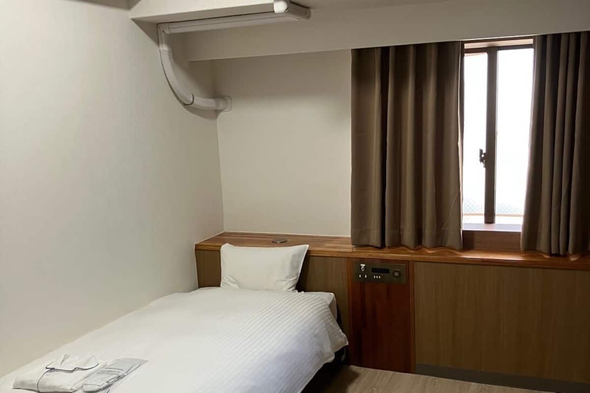 Escrivaninha, cortinas blackout, Wi-Fi de cortesia, roupa de cama