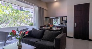 Stovetop, coffee/tea maker, electric kettle, cookware/dishes/utensils