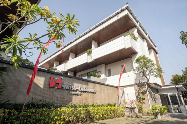 Il s'agit d'un bâtiment moderne sur lequel on peut lire l'inscription « Swiss-Belconquer ». Il se caractérise par un toit plat, de nombreux balcons et une façade en briques.