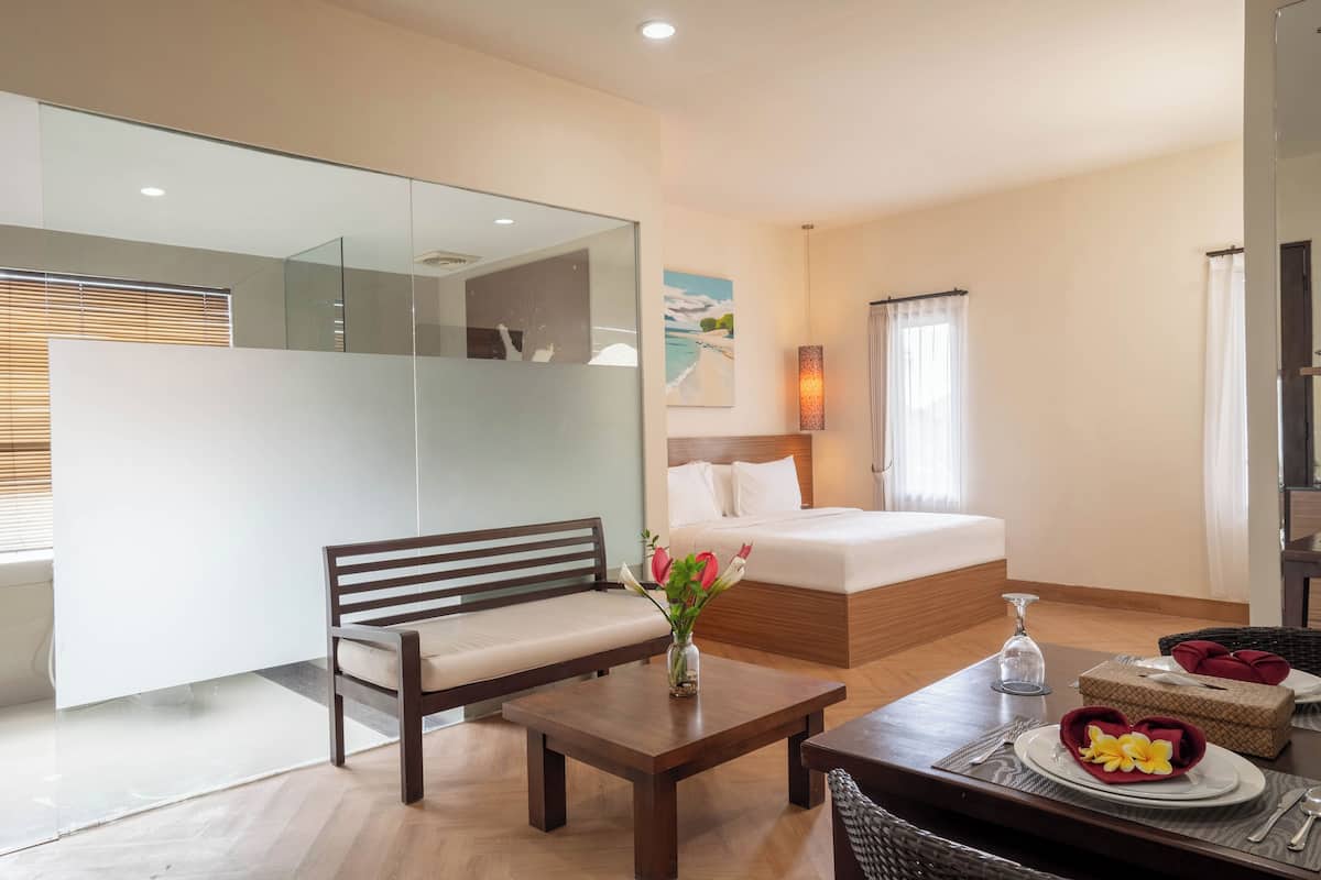 Superior suite | 1 slaapkamer, een minibar, een kluis op de kamer, een bureau